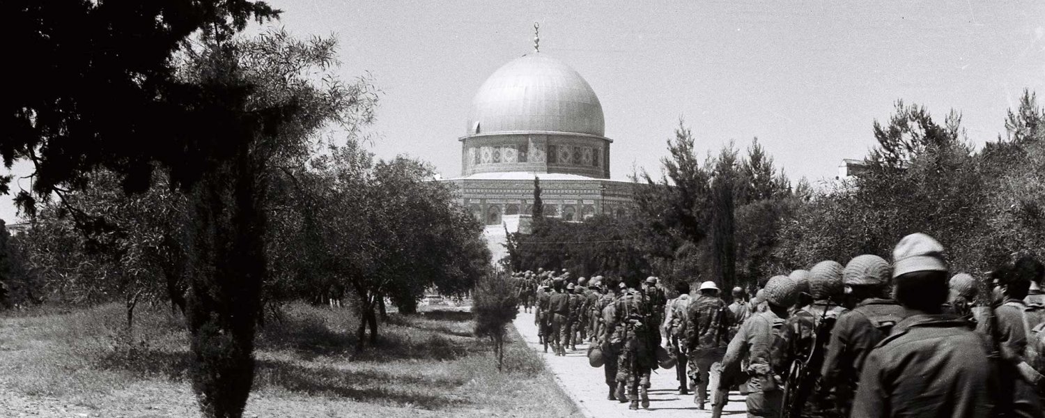 Israeli paratroopers advance on the Dome of the Rock after capturing it from Jordan, June 11, 1967.