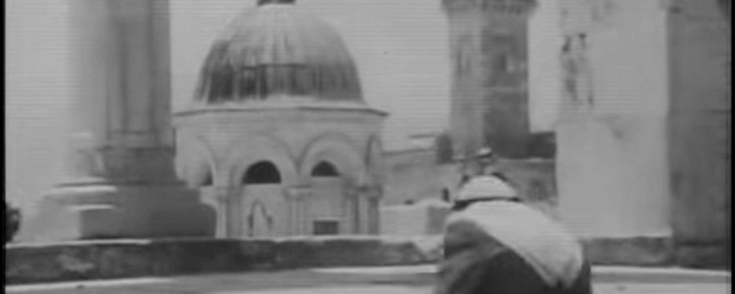 An old Palestinian man walks toward the al-Aqsa Mosque in Jerusalem to pray, May 1967 (UNRWA footage).