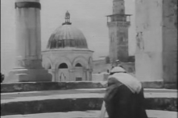 An old Palestinian man walks toward the al-Aqsa Mosque in Jerusalem to pray, May 1967 (UNRWA footage).