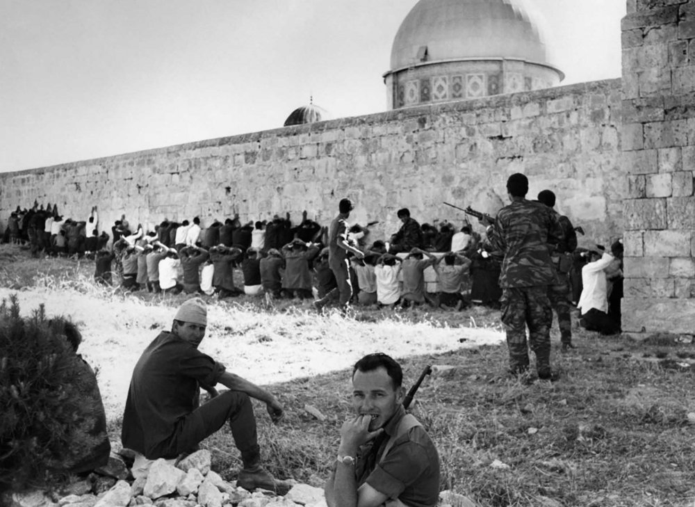 Palestinian prisoners of war being guarded by Israeli soldiers during the 1967 War in Jerusalem