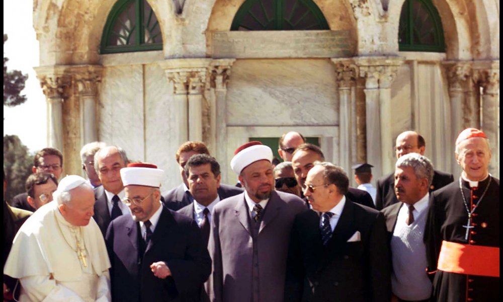 Ekrima Sabri speaks to Pope Francis (far left) during the Pope’s visit to al-Aqsa Mosque in 2014.