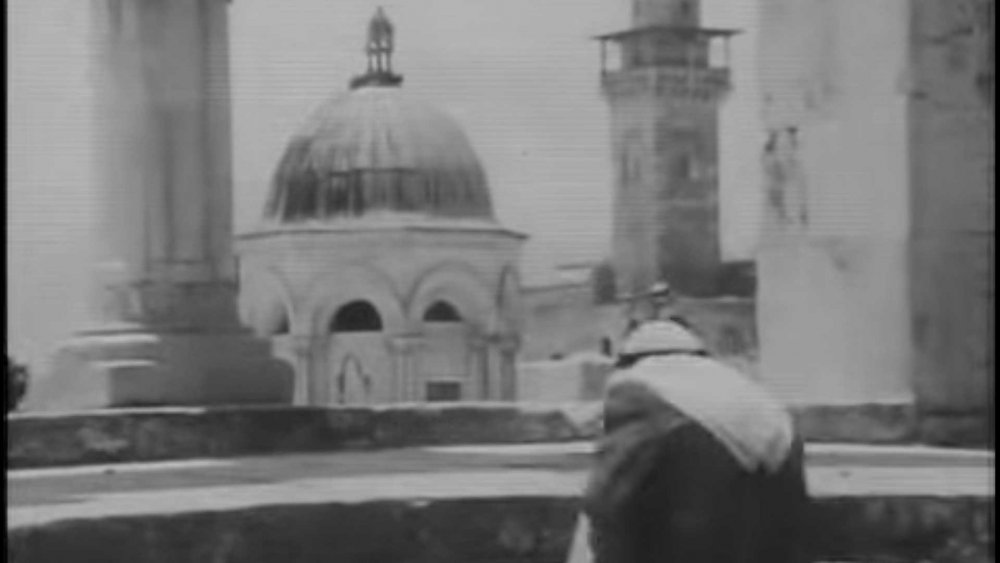 An old Palestinian man walks toward the al-Aqsa Mosque in Jerusalem to pray, May 1967 (UNRWA footage).